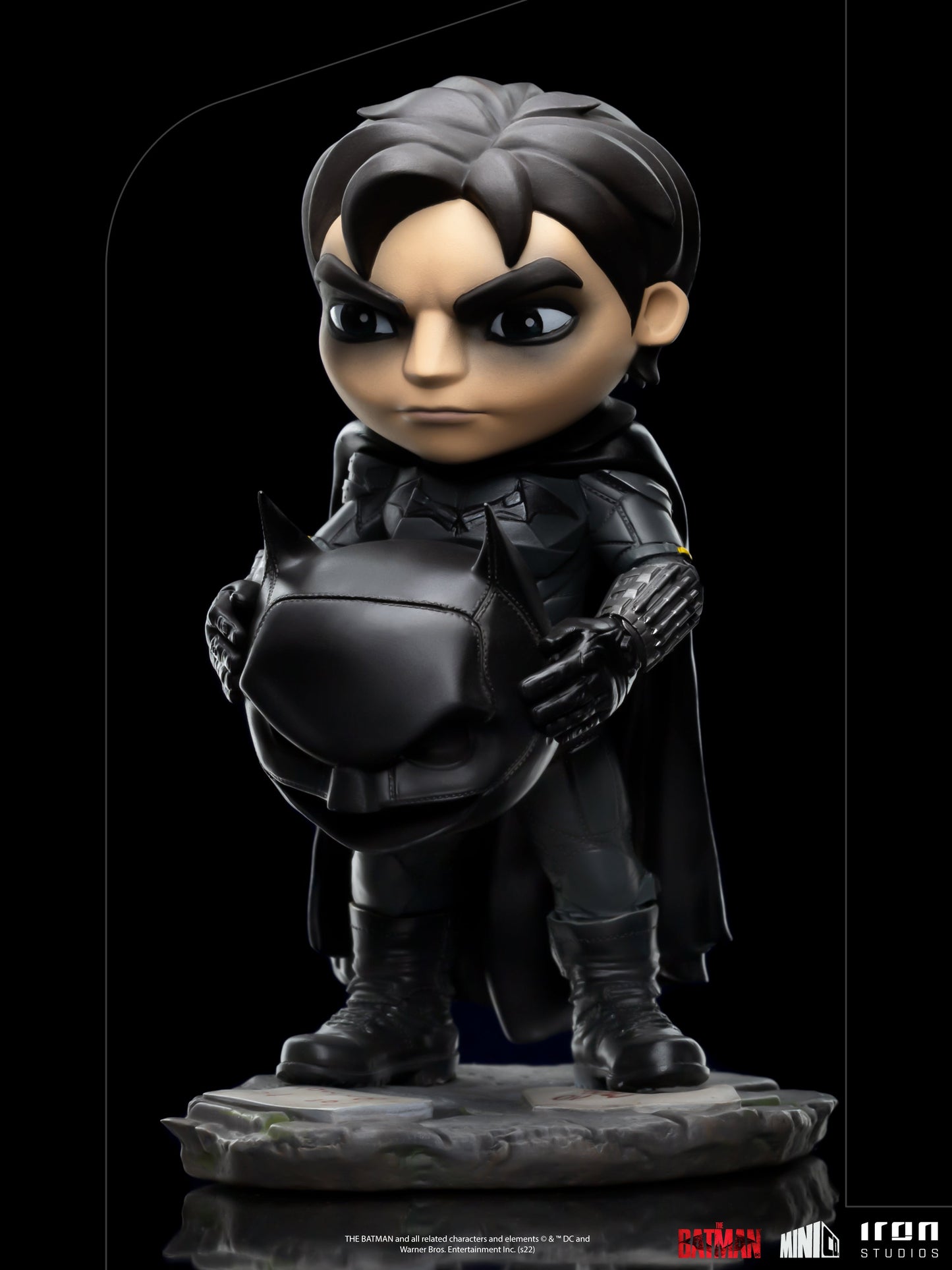 Iron Studios - Coleccionable MiniCo The Batman, ángulo lateral que resalta la escultura