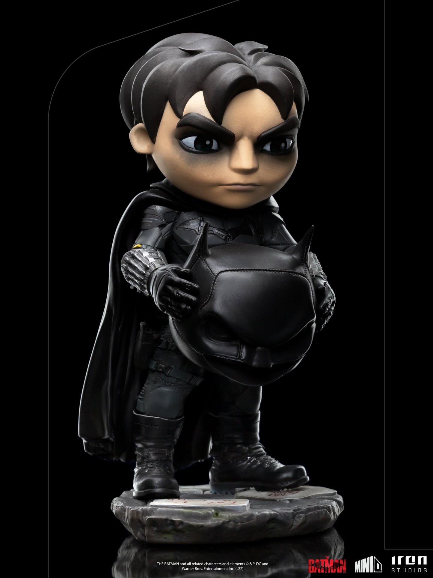 Iron Studios - Estatuilla Batman Unmasked de Iron Studios, con base temática