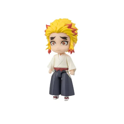 Vista frontal de la figura de Senjuro Rengoku, el hermano menor de Kyojuro Rengoku.
