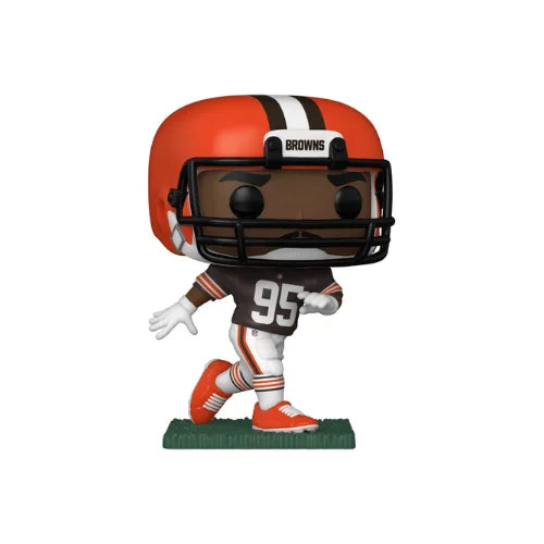 Vista frontal de la figura de vinilo de Myles Garrett vistiendo el uniforme local de los Browns.